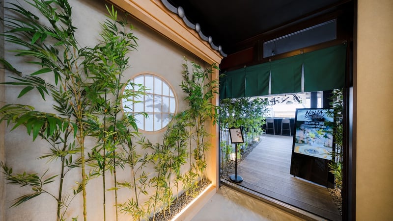 Mit Bambus geschmückter Eingang zur Terrasse von Bamboo