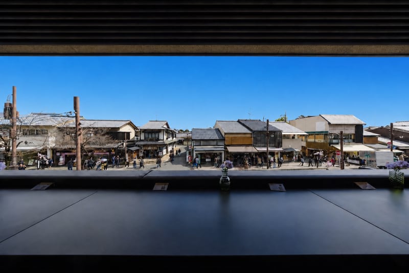 Bamboos Terrasse mit Thekenplätzen und Blick auf Arashiyamas Hauptstraße